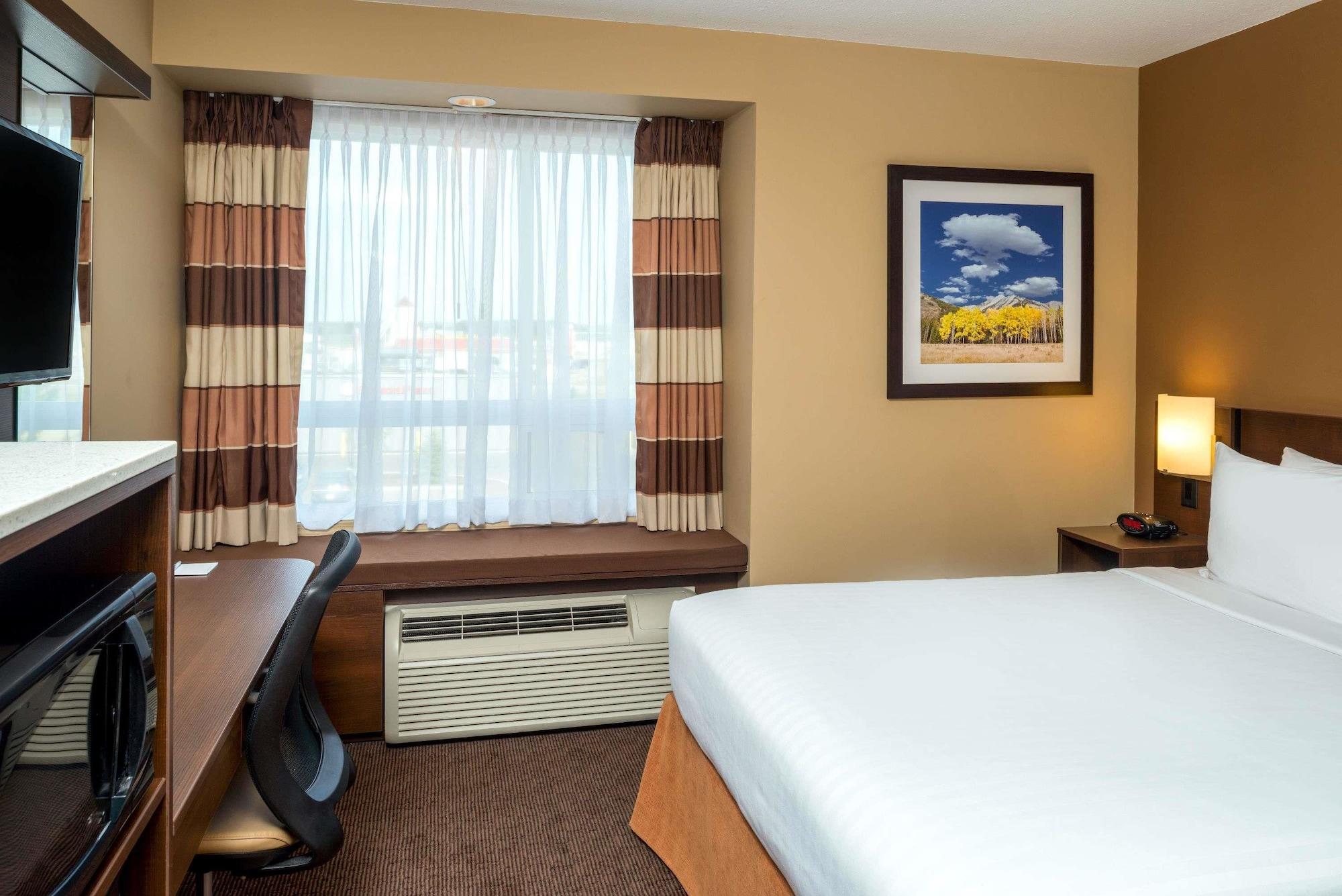 Microtel & By Wyndham Red Deer 3*
