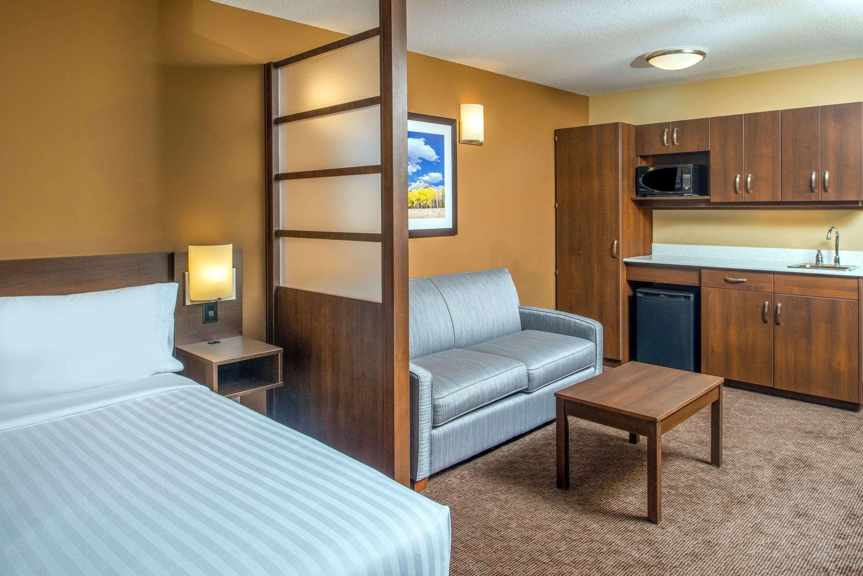Microtel & By Wyndham Red Deer 3*