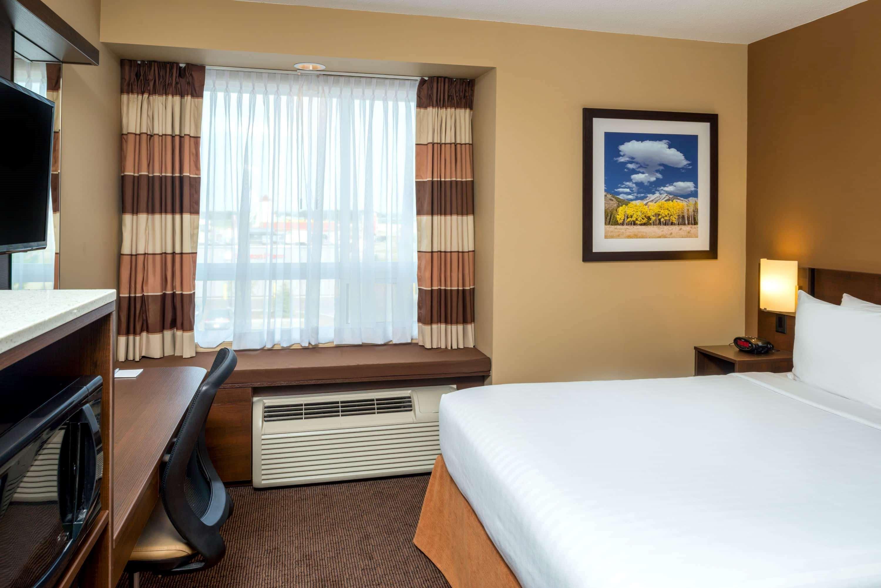 Microtel & By Wyndham Red Deer Hotel