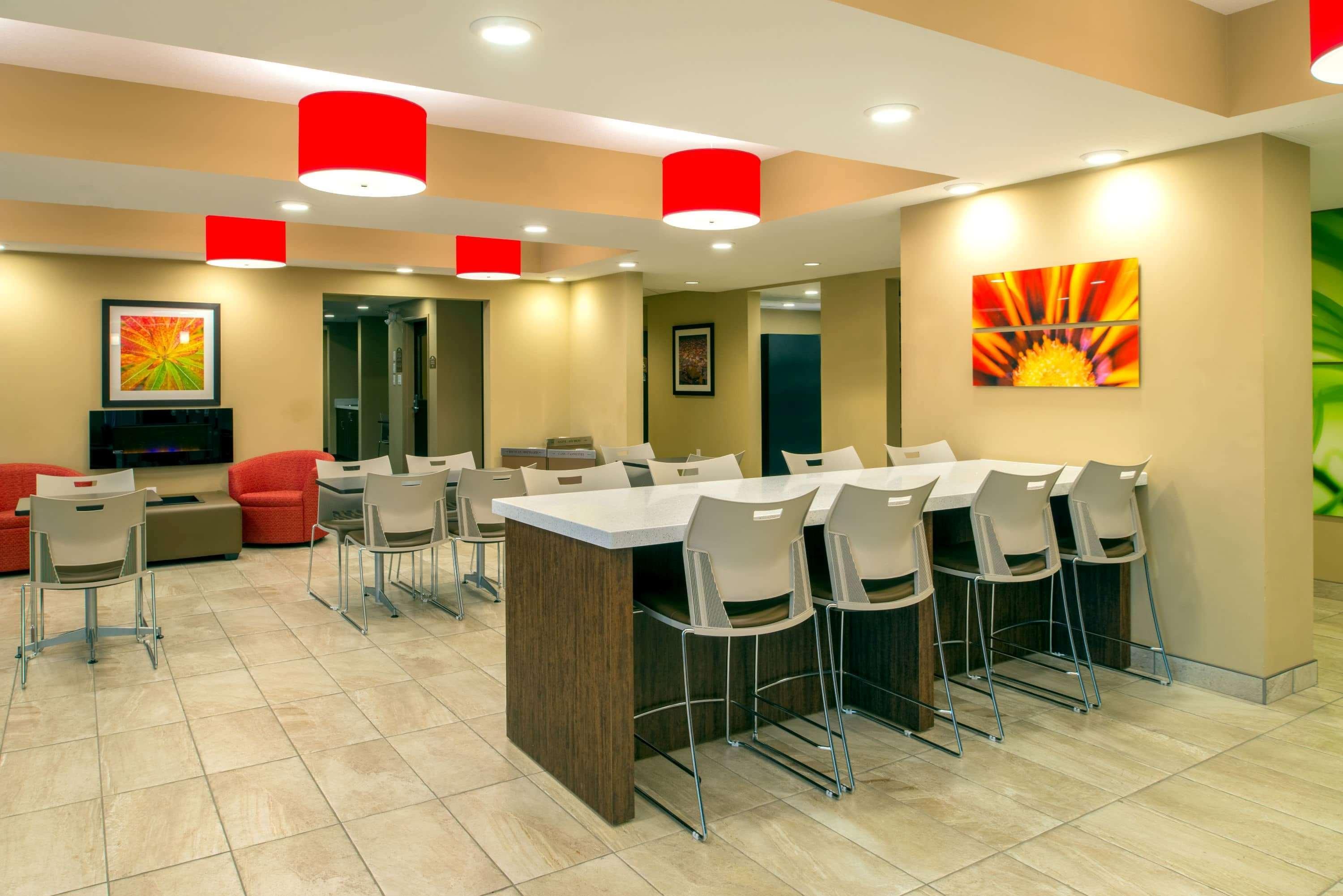 Microtel & By Wyndham Red Deer Hotel 3*