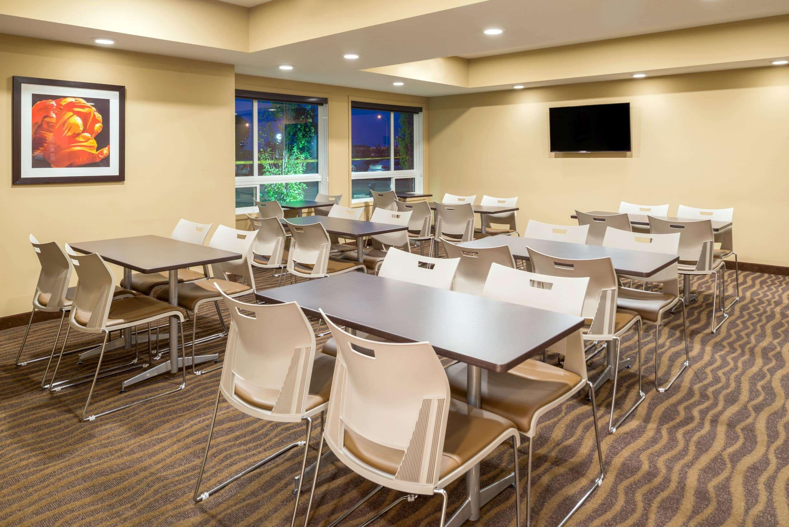 Microtel & By Wyndham Red Deer 3*